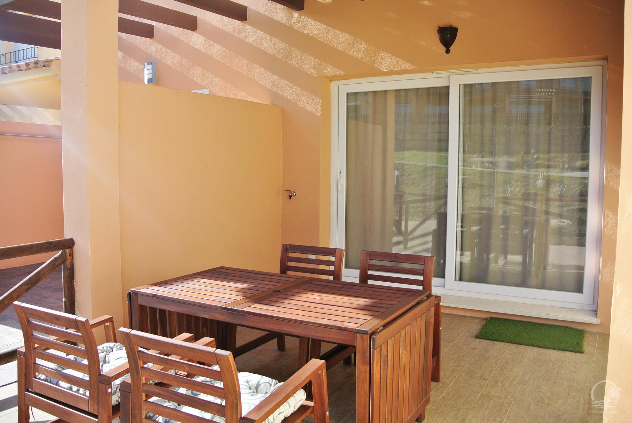 Casa adosada con 2 dormitorios, 1 baño y 1 aseo en la urbanización Jarales Golf en Atlanterra - Fotografía inmueble