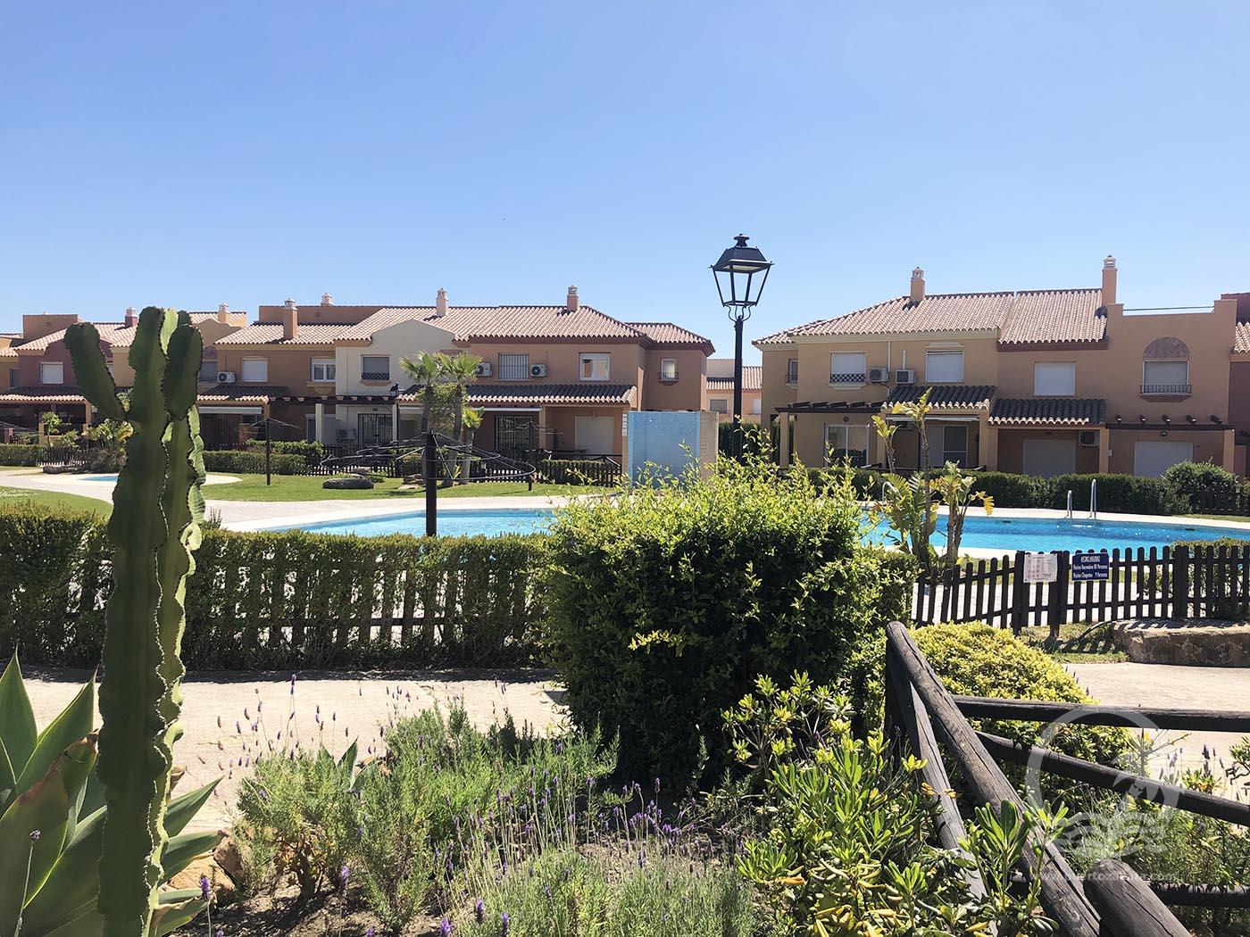 Vivienda dúplex de 2 dormitorios, 1 baño y 1 aseo en la urbanización Jarales Golf en Atlanterra - Fotografía inmueble